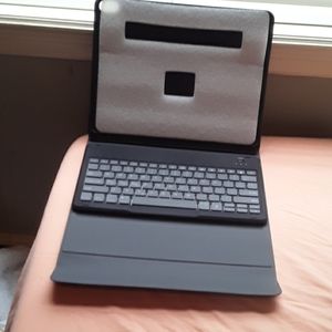 Wireless keyboard with 8.5 x 11 case